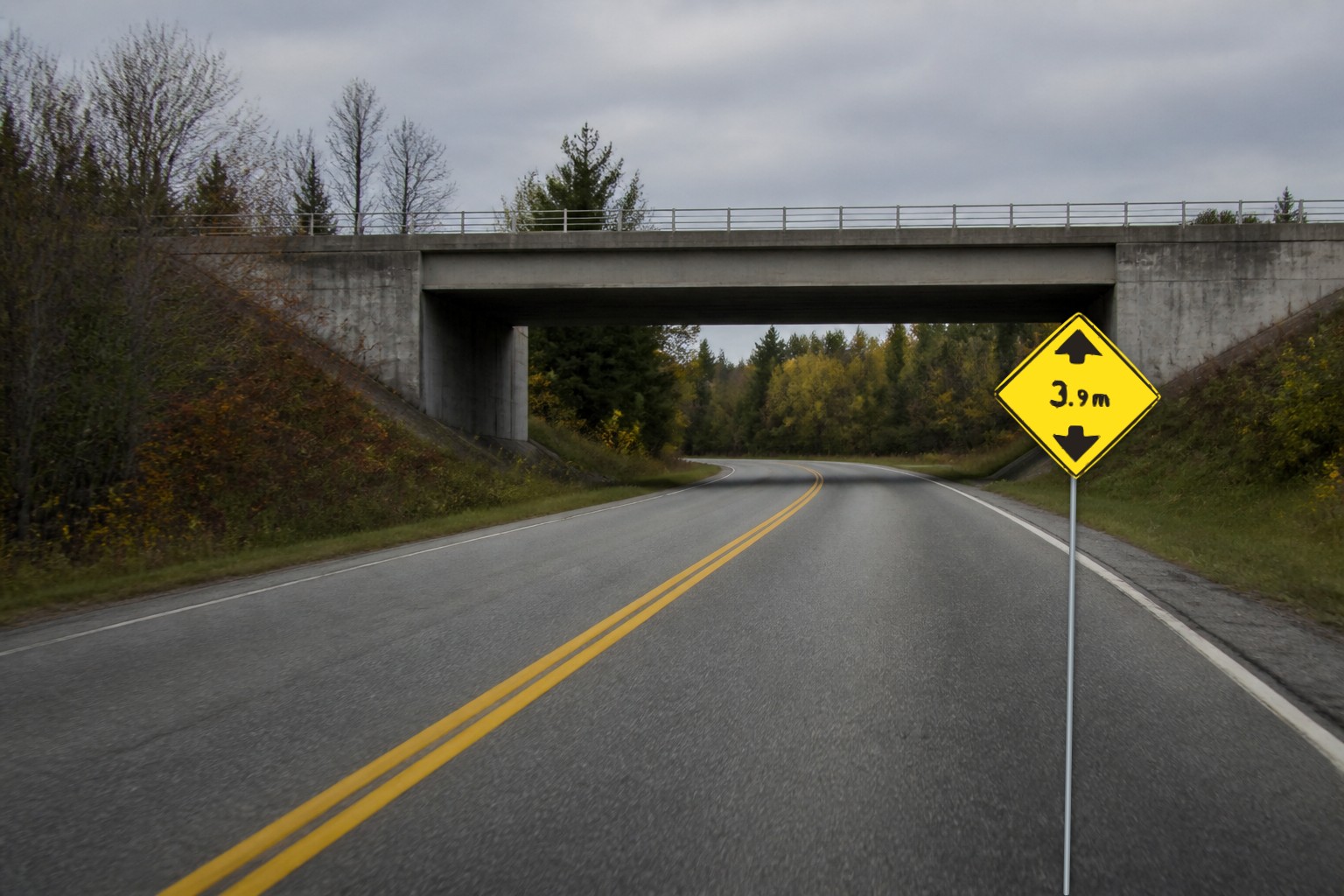 Ontario road sign: Low underpass ahead - 3.9 metre maximum clearance shown