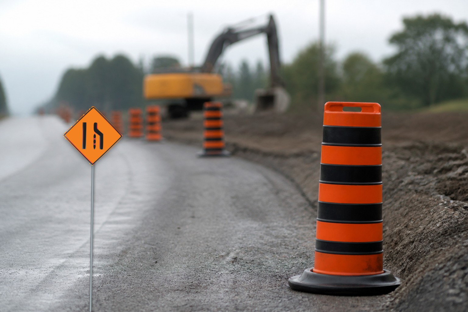 Ontario road sign: Temporary right lane ends or is closed ahead - merge left